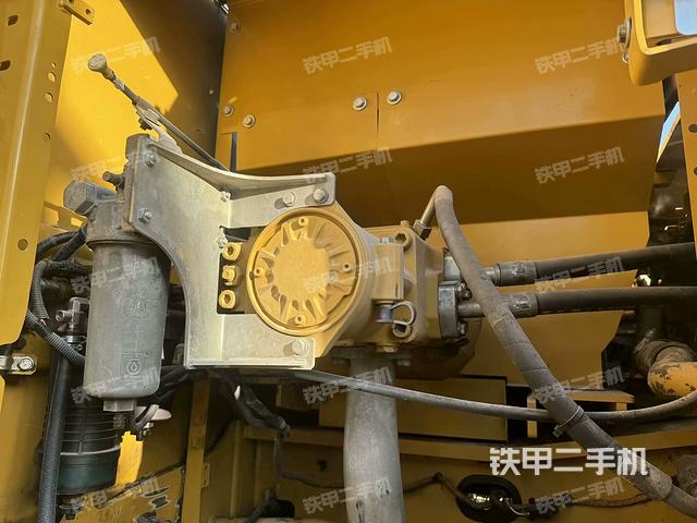 液压泵舱室正面整体（整机外观）