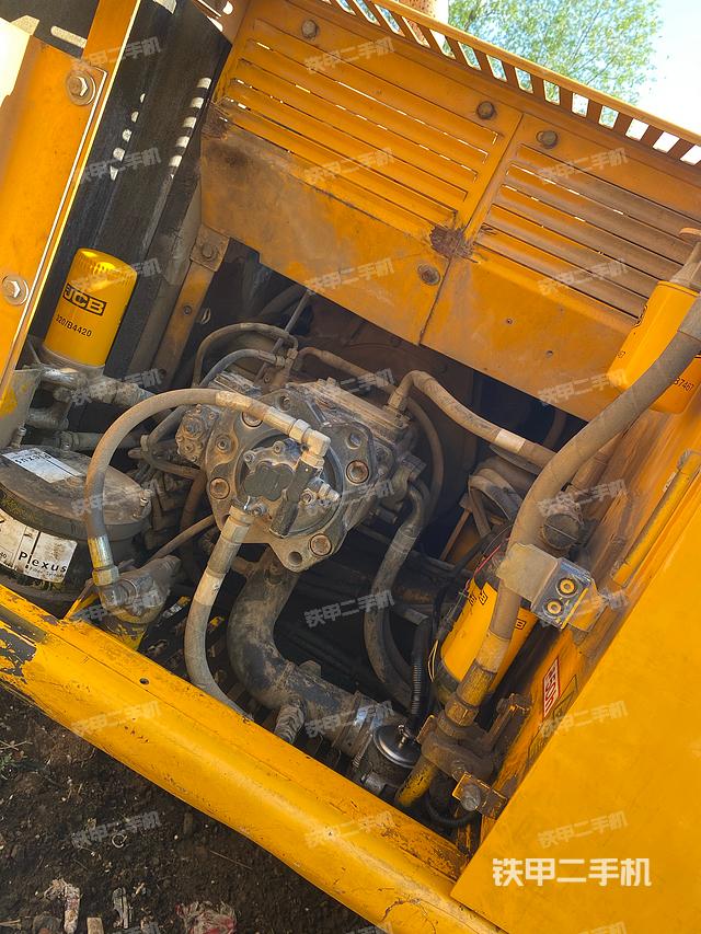 液压泵舱室正面整体（整机外观）