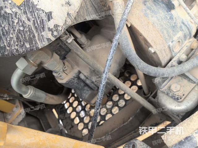 液压泵舱室正面整体（整机外观）