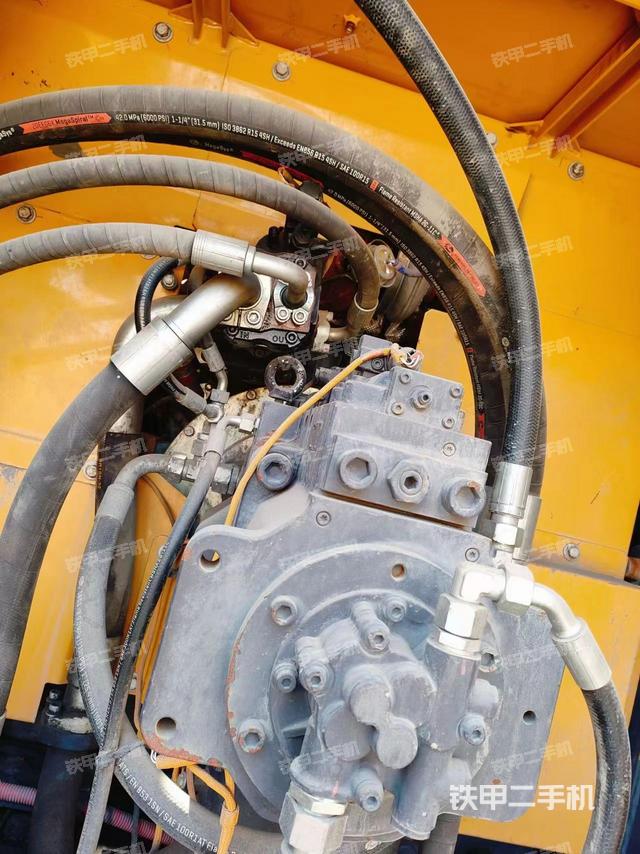 液压泵舱室正面整体（整机外观）