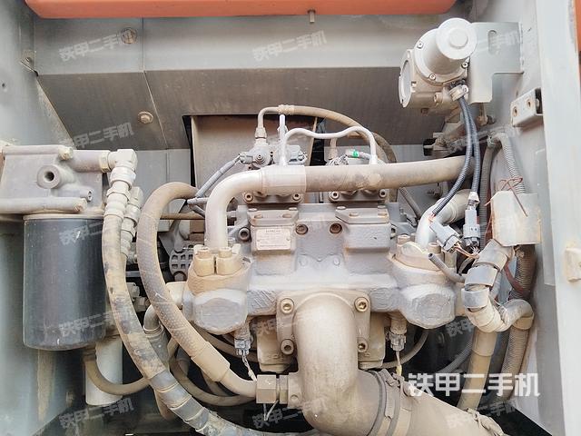 液压泵舱室正面整体（整机外观）