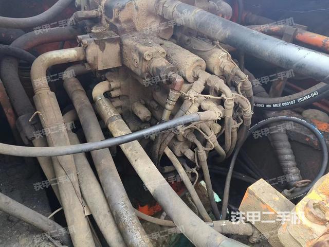 回转马达和主控阀（整机外观）