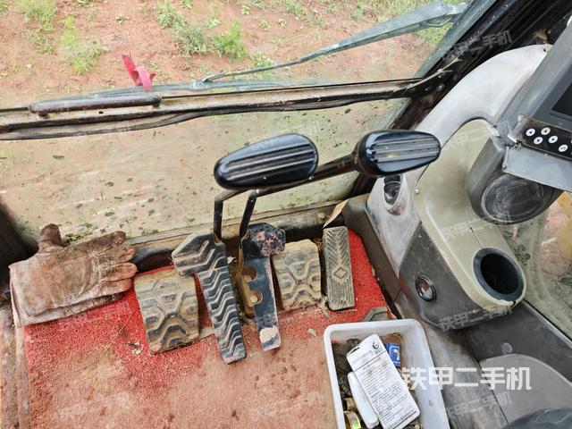 行走控制手柄和踏板?俯拍（駕駛室部分）