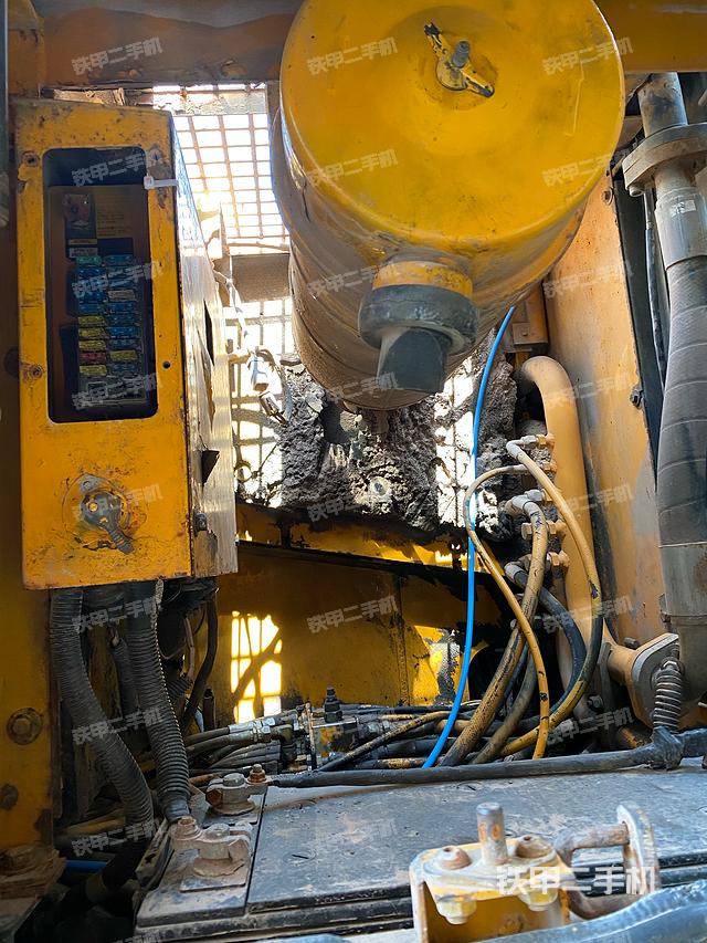 液压泵舱室正面整体（整机外观）