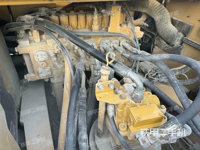 回转马达和主控阀（整机外观）