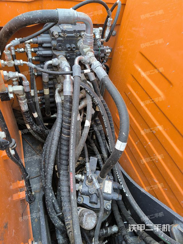 回转马达和主控阀（整机外观）