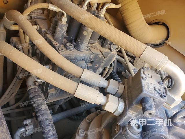 回转马达和主控阀（整机外观）