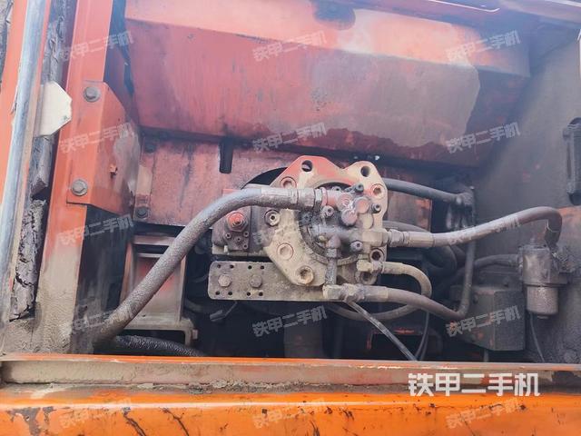 液压泵舱室正面整体（整机外观）