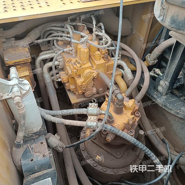 回转马达和主控阀（整机外观）