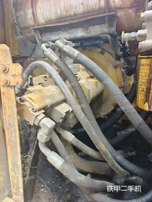 回转马达和主控阀（整机外观）