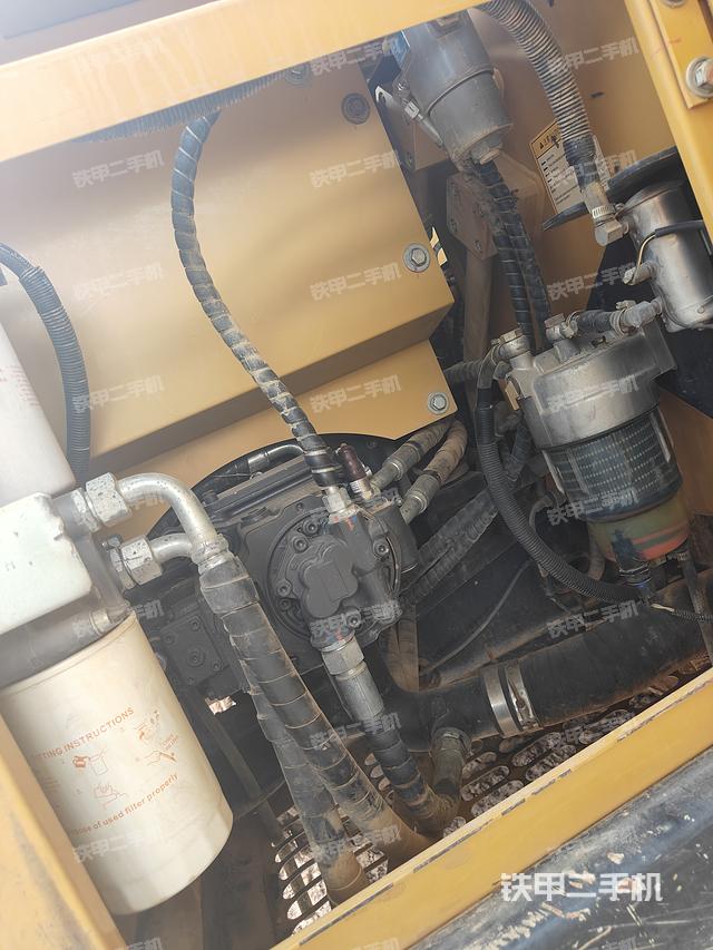 液压泵舱室正面整体（整机外观）