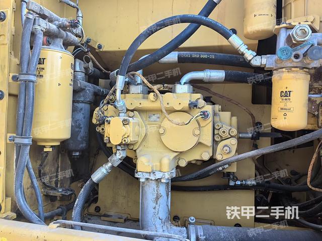 液压泵舱室正面整体（整机外观）