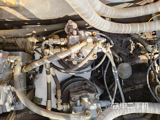 回转马达和主控阀（整机外观）