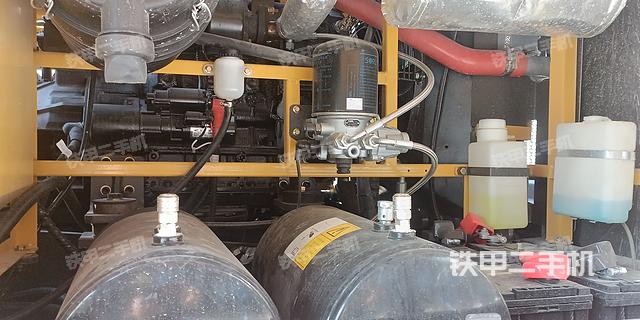 液压泵舱室正面整体（整机外观）