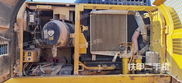 液压泵舱室正面整体（整机外观）