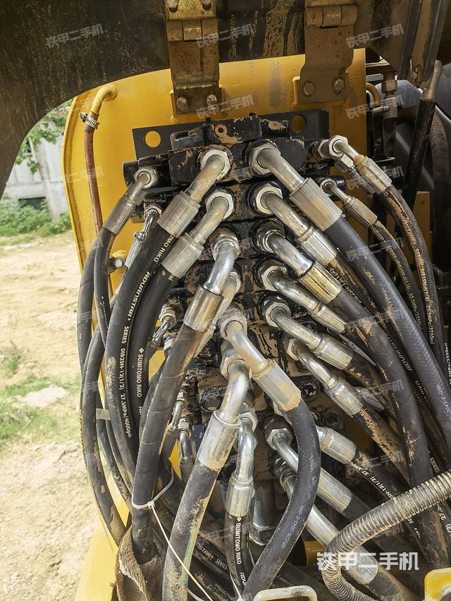 回转马达和主控阀（整机外观）