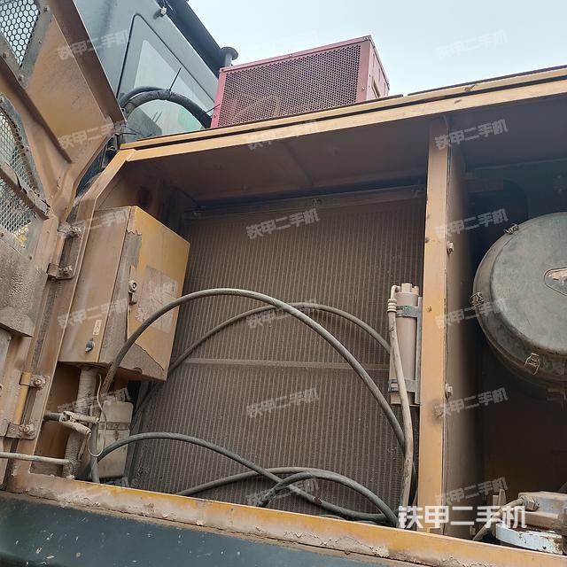 液压泵舱室正面整体（整机外观）