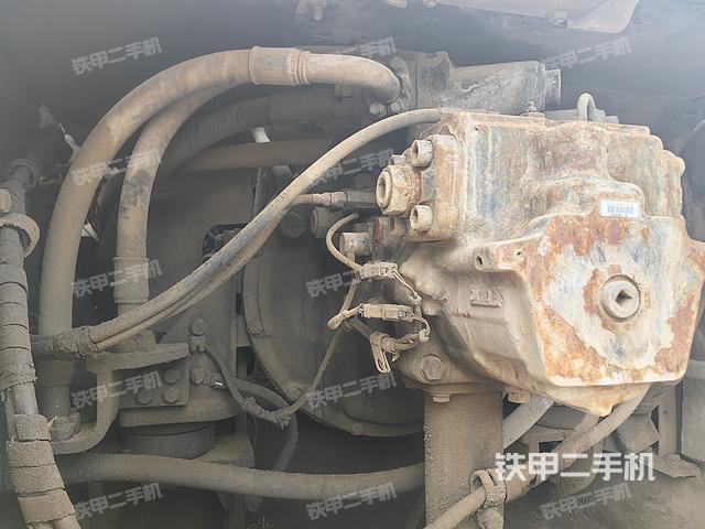 液压泵舱室正面整体（整机外观）