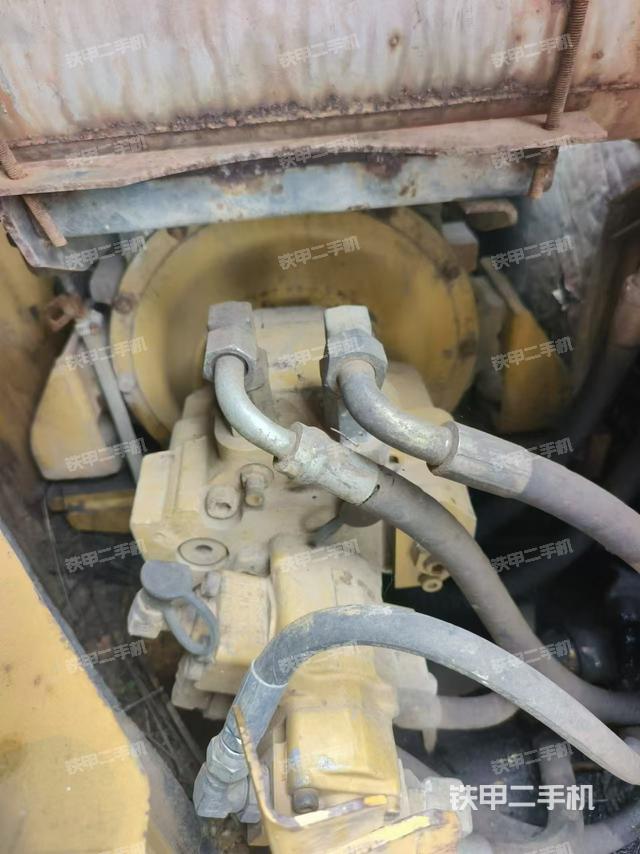 液压泵舱室正面整体（整机外观）