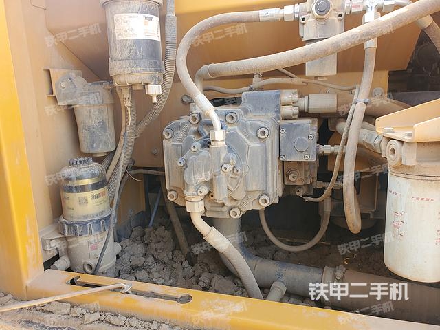 液压泵舱室正面整体（整机外观）