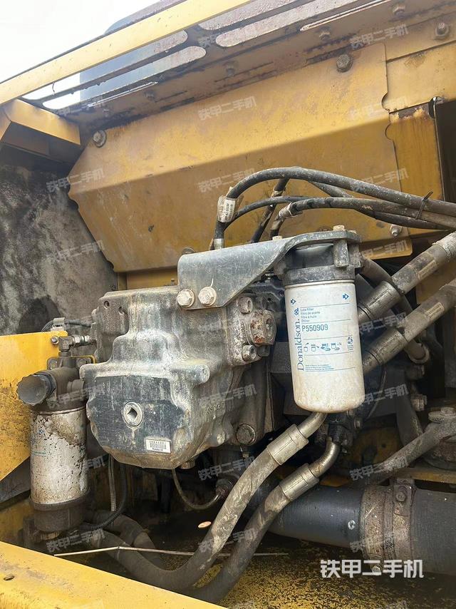 液压泵舱室正面整体（整机外观）