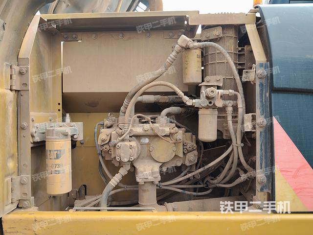 液压泵舱室正面整体（整机外观）