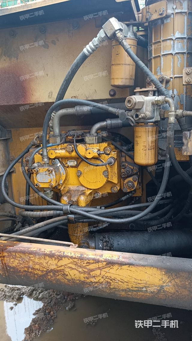 液压泵舱室正面整体（整机外观）