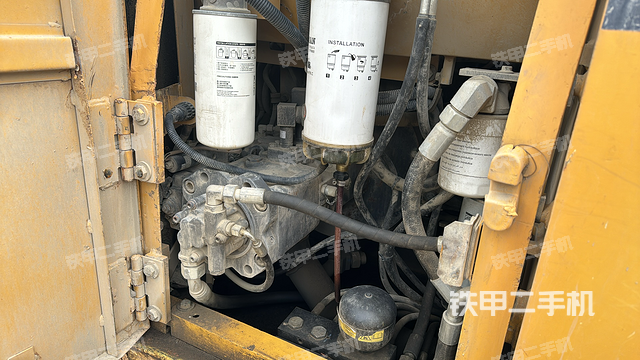 液压泵舱室正面整体（整机外观）