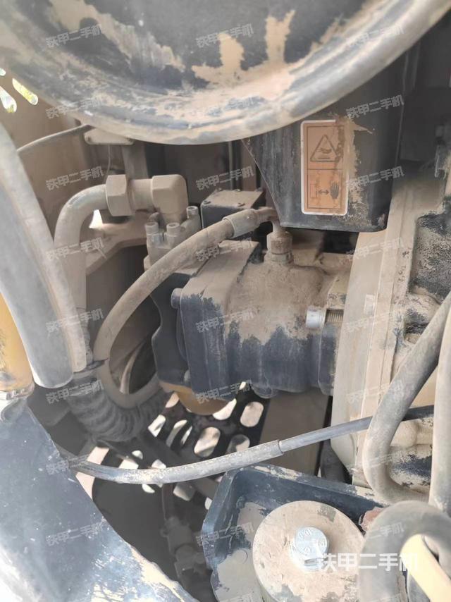 液压泵舱室正面整体（整机外观）