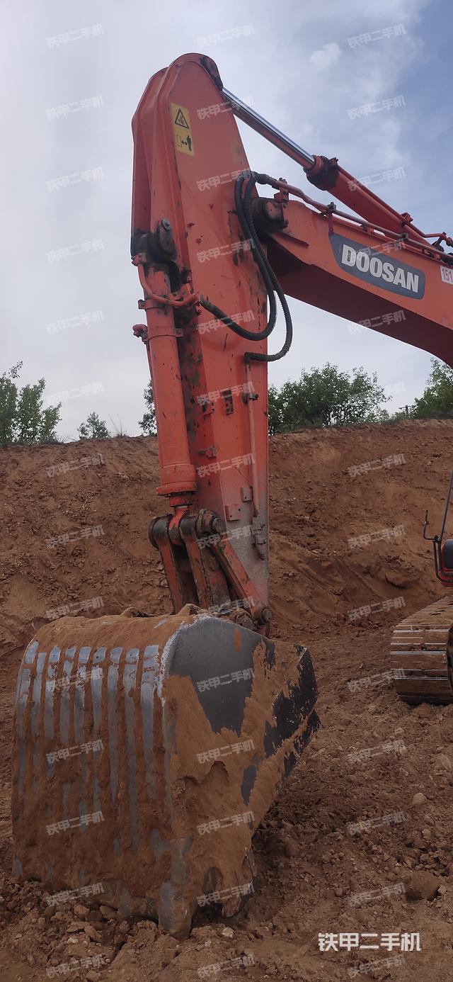 液压泵舱室正面整体（整机外观）