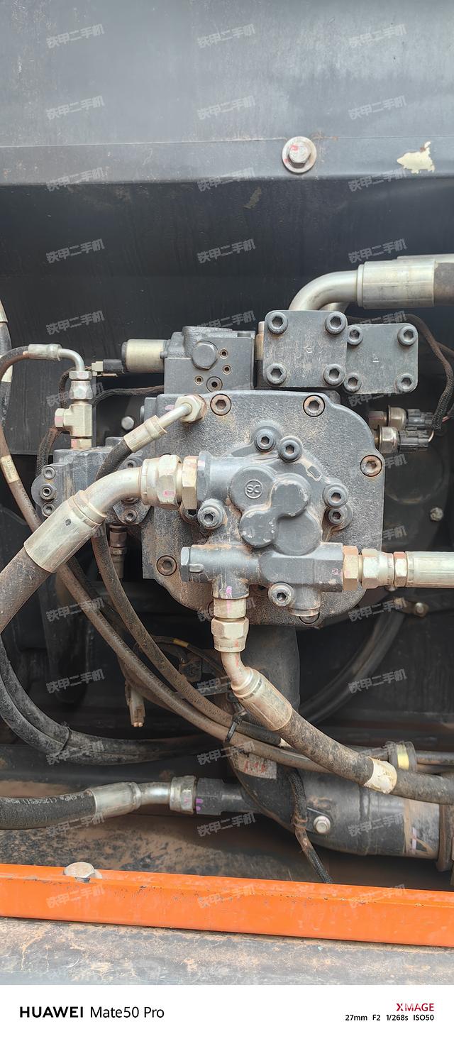 液压泵舱室正面整体（整机外观）