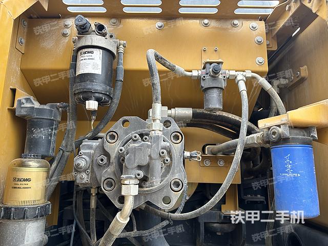 液压泵舱室正面整体（整机外观）