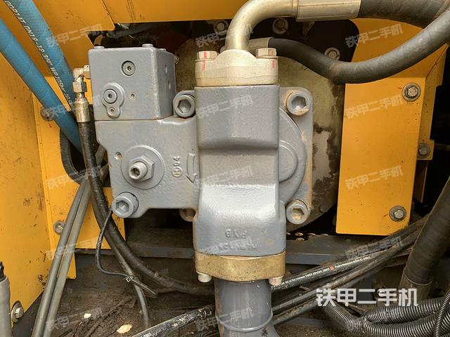 液压泵舱室正面整体（整机外观）