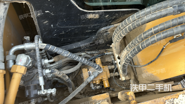 回转马达和主控阀（整机外观）