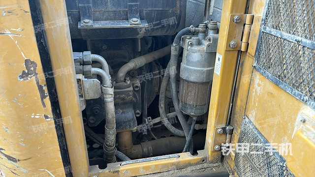 液压泵舱室正面整体（整机外观）