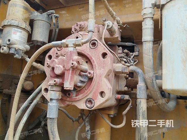 液压泵舱室正面整体（整机外观）