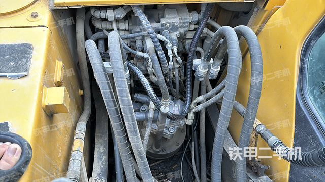 回转马达和主控阀（整机外观）