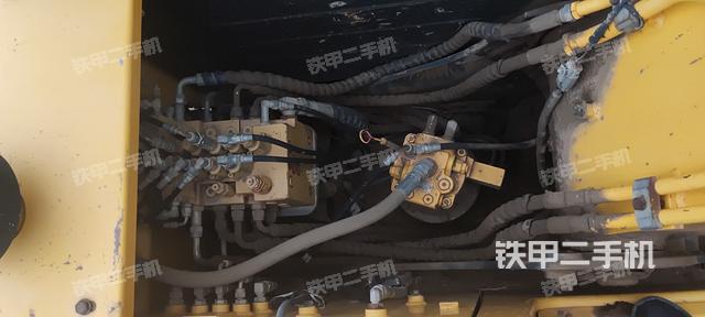 液压泵舱室正面整体（整机外观）