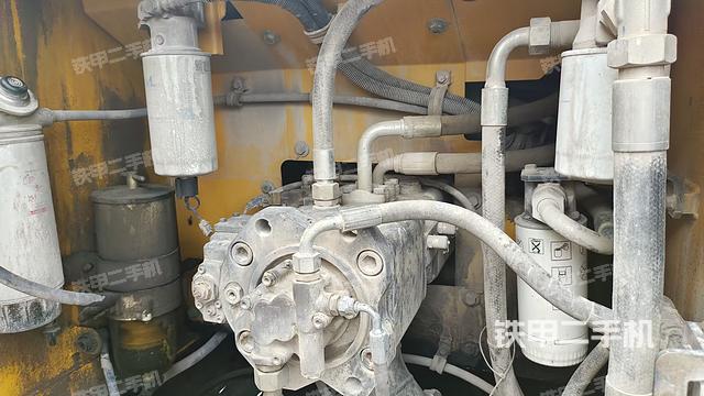 液压泵舱室正面整体（整机外观）