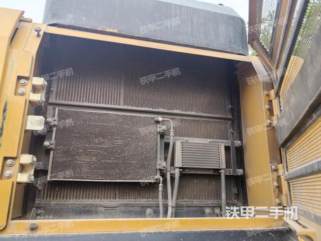 散熱器正面(大件艙室) 散熱器正面(大件艙室)