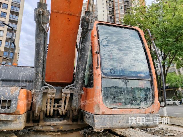 大臂油缸整体 竖拍（工作和回转装置）