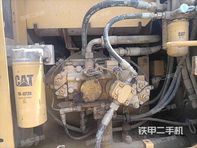 液压泵舱室正面整体（整机外观）