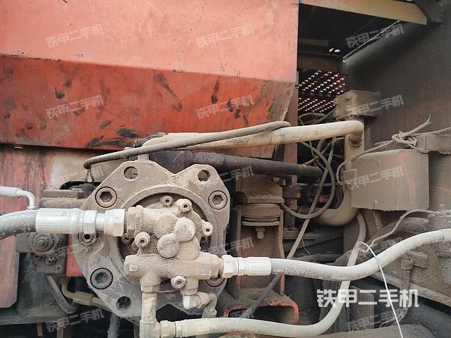 液压泵舱室正面整体（整机外观）