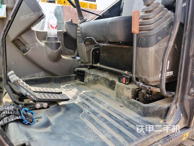 左后方玻璃角標(biāo)（駕駛室部分）