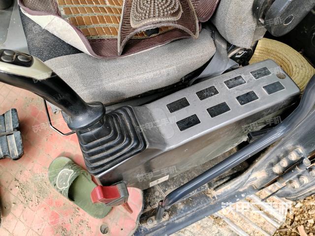 座椅左侧控制台/音响/含左手柄（驾驶室部分）