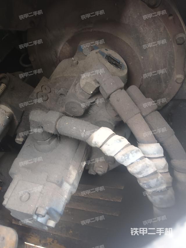 液压泵舱室正面整体（整机外观）