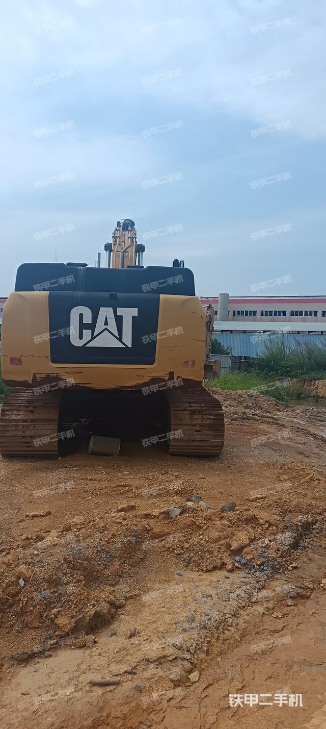 液压泵舱室正面整体（整机外观）