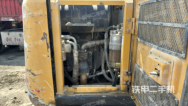 液压泵舱室正面整体（整机外观）