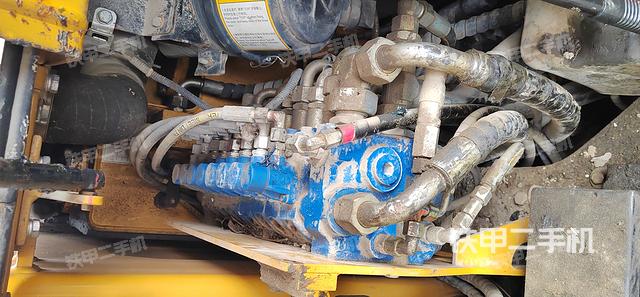 回转马达和主控阀（整机外观）