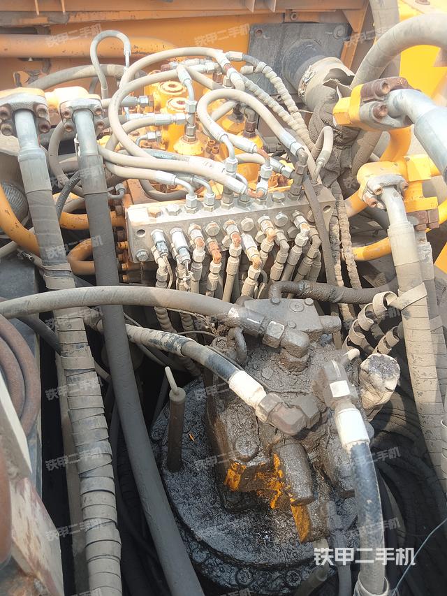 回转马达和主控阀（整机外观）